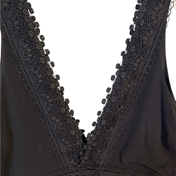 GORGEOUS BLACK SLEEVELESS TOP w/DEEP V-NECK & LACE TRIM    SIZE: 16  #CL - Picture 2 of 12